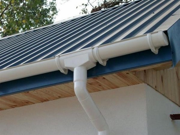 Как установить водостоки, если крыша уже покрыта